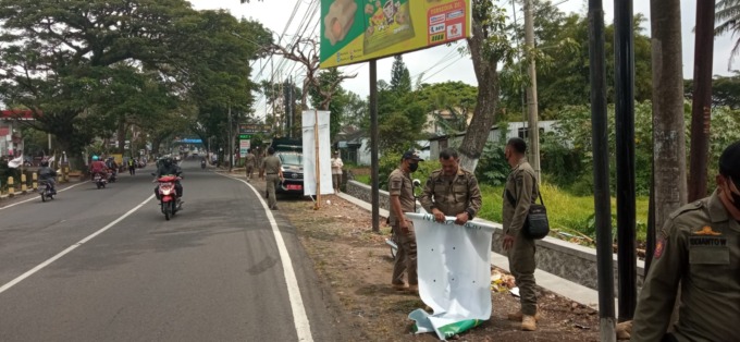 Lagi, Satpol PP Kota Batu Tertibkan Reklame Liar, Didominasi Iklan Perumahan