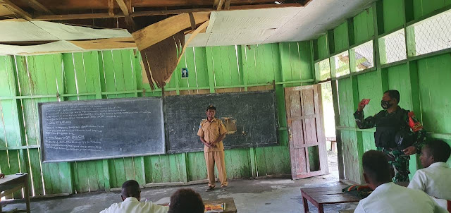 Sepenggal Kalimat Motivasi Kepsek SD N Inpres Batom Bersama TNI Dukung Pendididikan di Papua