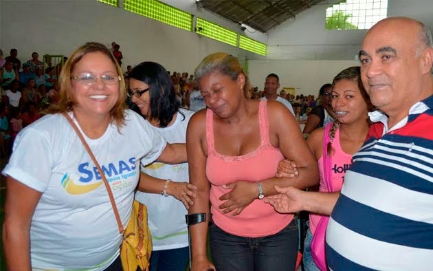 Moradora de rua se emociona ao ganhar casa  em sorteio da Prefeitura de Nova Iguaçu