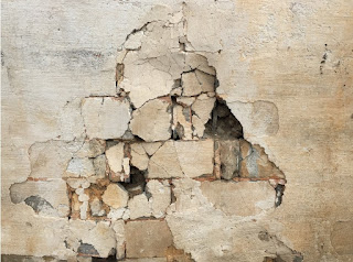 Photo of cracked wall by Sureser at https://pixabay.com/photos/wall-crack-broken-brick-hit-old-1542067/