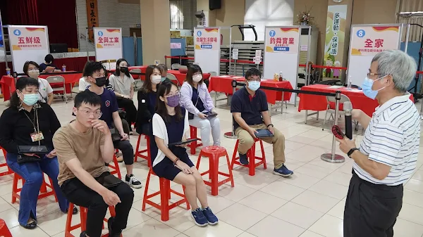 ▲中彰投分署首創AI智慧徵才，AI小助手依求職者學經歷，產生適合推薦媒合履歷，做更精準的企業媒合。（記者林明佑攝）