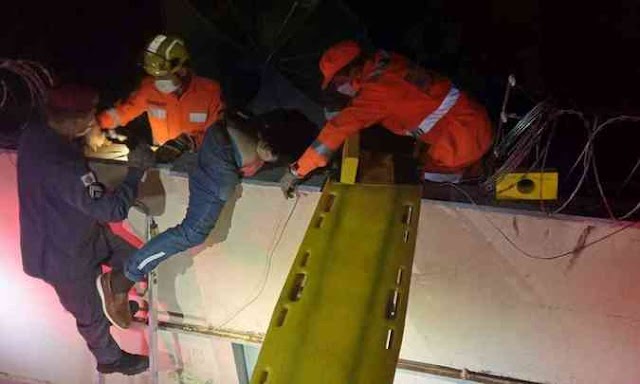 Homem esquece chave de casa, tenta pular muro e fica preso em cerca de arame farpado