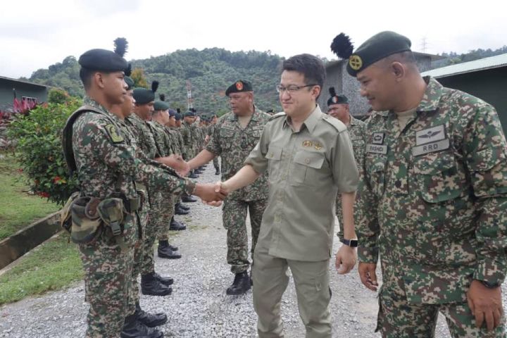 Bukan pakaian komunis tapi seragam korporat kementerian 