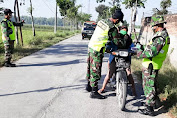 Patroli Himbauan Disiplin Protokol Kesehatan, Koramil Kalitidu Bojonegoro Bagikan Masker