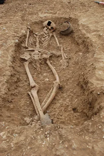 An early Anglo-Saxon grave from Oakington Cambridgeshire