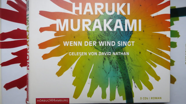 Das Hörbuch (gelesen von David Nathan) zu 'Wenn der Wind singt’ von Haruki Murakami liegt auf der Romanvorlage dazu