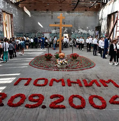 Το πεδίο των τραγικών γεγονότων του 2004, το 1ο Σχολείο του Μπεσλάν, αποτελεί πλέον τόπο μνήμης για τους συγγενείς των θυμάτων (φωτ.: lenta.ru)