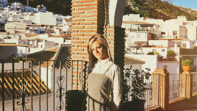 Alejandra Colomera con casas de pueblo de fondo en Mijas