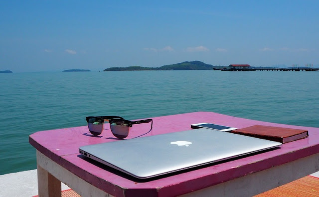 digital nomad remote Job MacBook Thailand ocean sea