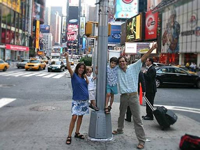 The Facemash Post - Pasangan Herman dan Candelaria Zapp Keluarga Unik Ini Telah Berpetualang Keliling Dunia dengan Mobil Antik Selama 11 Tahun - Dari kiri, Candelaria, Tehue, Pampa dan Herman berpose di New York's Times Square pada 2007