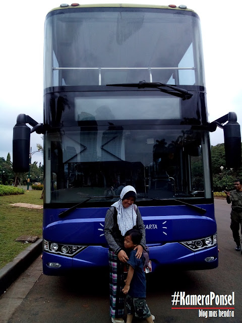 Berfoto di Depan Bus City Tour - Blog Mas Hendra