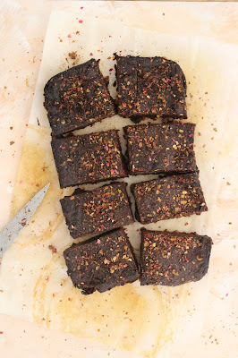 Fondant au chocolat, pruneaux et miso