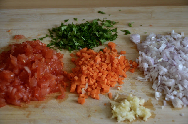 MIT LINSEN, REIS UND GRÜNKOHL GEFÜLLTE PAPRIKA IN TOMATENSAUCE