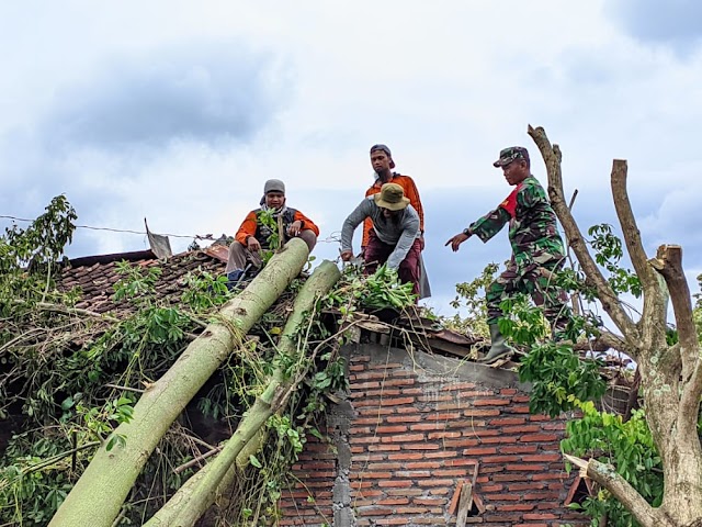 Perbaikan rumah warga terdampak angin ribut di Kec. Bulu terus dilanjutkan oleh Anggota Kodim 0726/Sukoharjo.