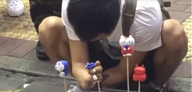Watch: Artist Creates Figurines on the Streets of Mongkok – Without Hands!