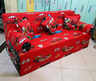 Sofa bed inoac dengan motif car merah atau mcquin merah