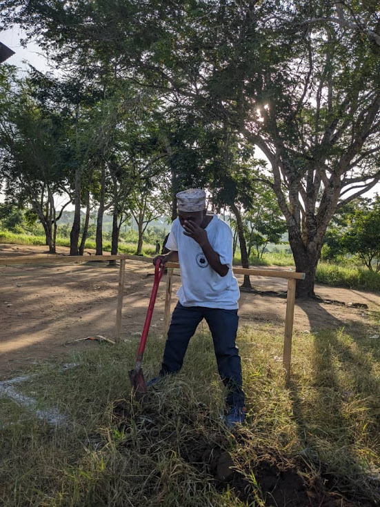 Wananchi waungana na Kukaya Miono Katika Uchimbaji wa Msingi wa darasa