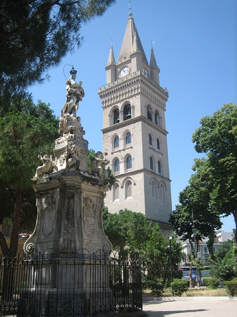 Campanario de la Catedral de Messina y Fuente de la Madonna