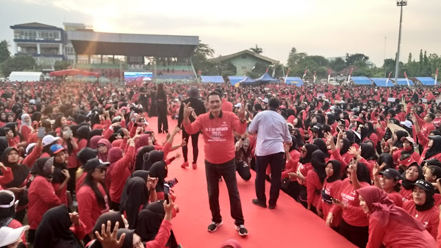 HM Dasum di tengah ribuan peserta Senam Kebangsaan Sicita di Stadion Kridosono Kabupaten Blora