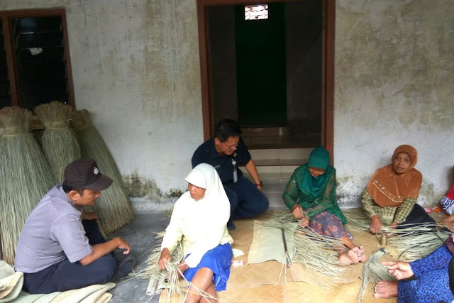 Dinas Kominfo DIY Kunjungi Pengrajin Mendong Di Kayuhan Wetan