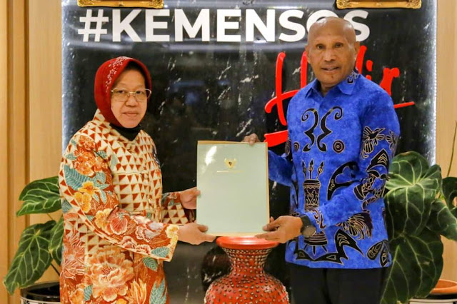 Tri Rismaharini Angkat Benhur Tomi Mano Sebagai Tenaga Ahli Menteri Sosial