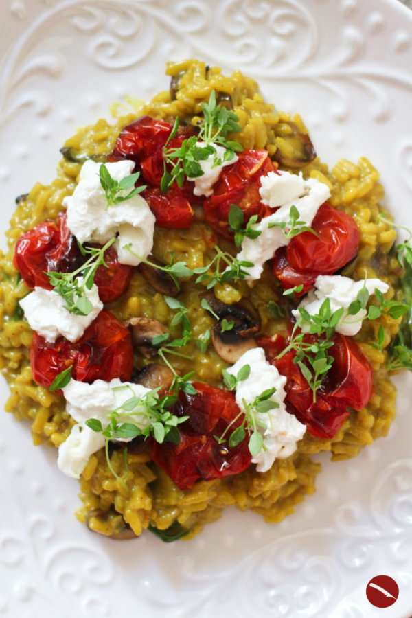 In diesem Rezept wird das in der Pfanne gerührte Champignon-Risotto ergänzt um vor Saft triefende, im Ofen geröstete Tomaten und sahnige Burrata #risotto #italienisch #burrata #thermomix #ofentomaten #basilikum #vegetarisch #sommerrezepte #arthurstochterkocht #foodblog