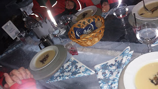 Tavolo da cena in un ristorante di ghiaccio in finlandia