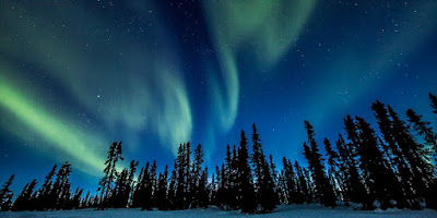 Aurora boreal / Aurora austral  Fenômeno natural, que cria uma espetáculo luminoso colorido nos céus dos polos Norte e Sul.  Ocorre à noite, geralmente, nos meses de Setembro a Outubro e de Março a Abril.  É criado em decorrência do impacto de ventos solares com a atmosfera terrestre das regiões polares.