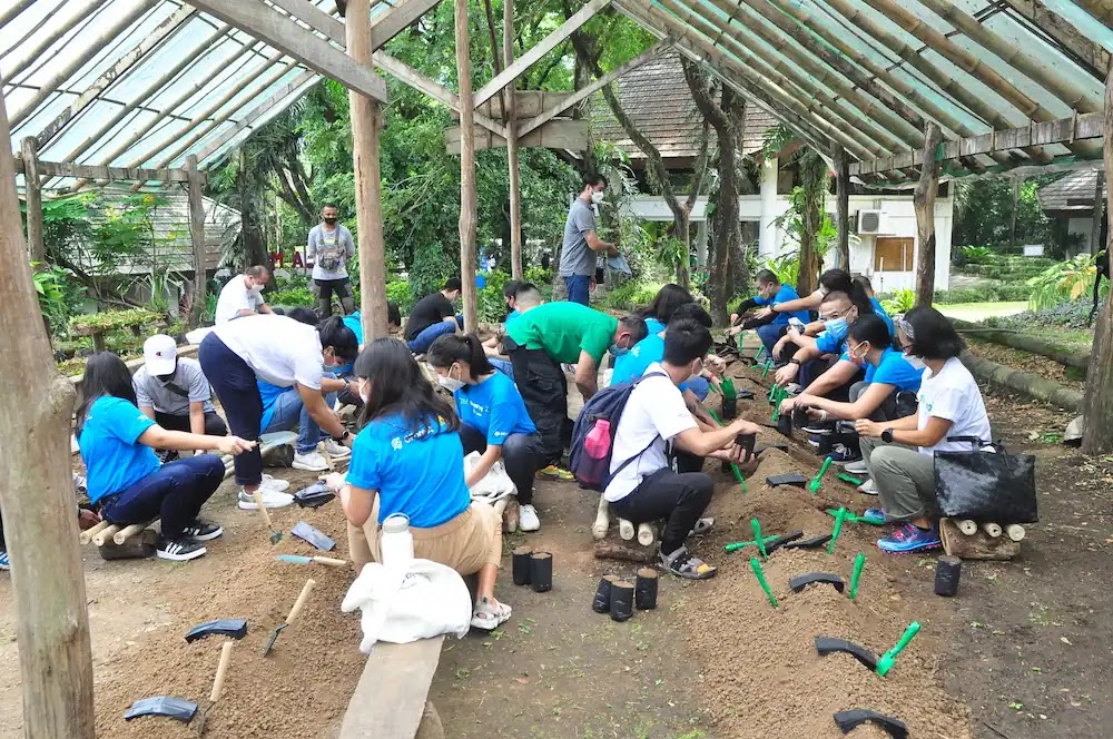 GCash employees jumpstart new tree-planting activities at the La Mesa Watershed