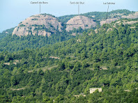 El Castell de Bocs i la Calsina des del camí de la Portella