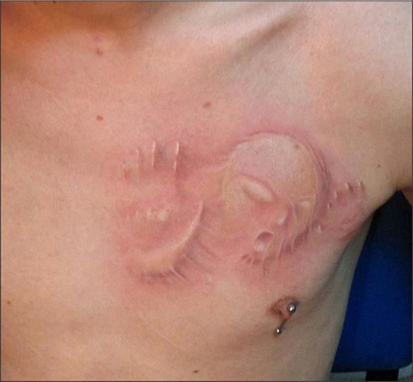 alien_tentando_empurrar_atravs_da_pele