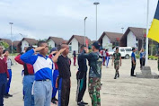 Dalam Rangka Penyiapan HUT RI Ke-77, Personel Satgas Pamtas RI-Malaysia Yonarmed 19/105 Trk Bogani Menjadi Pelatih Paskibraka Di Perbatasan