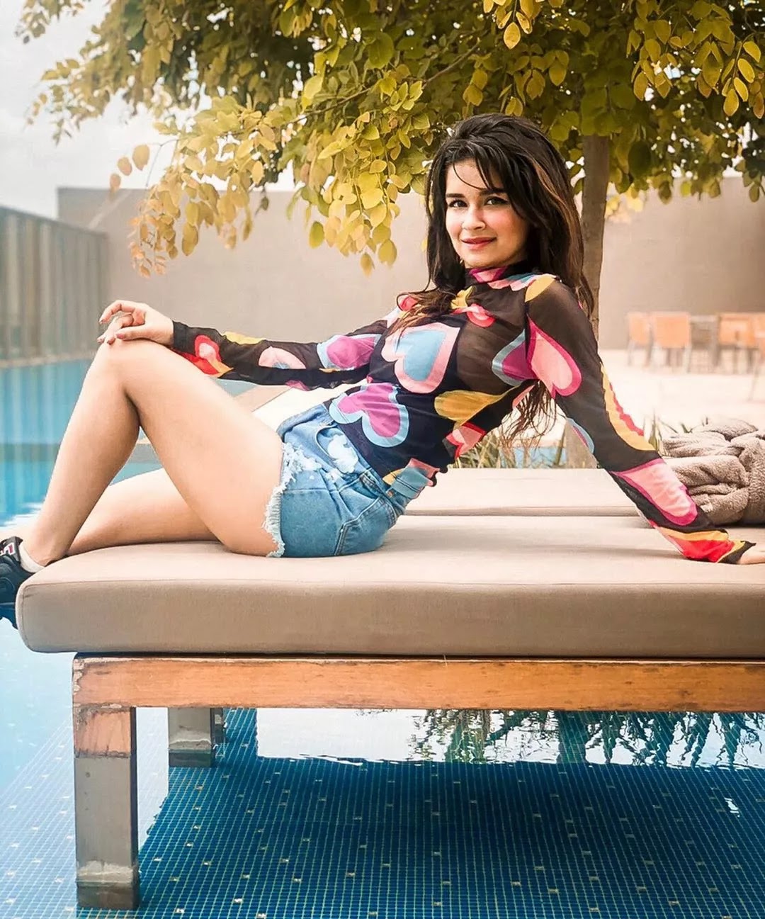 avneet-kaur-hot-photoshoot-in-shorts-getpics