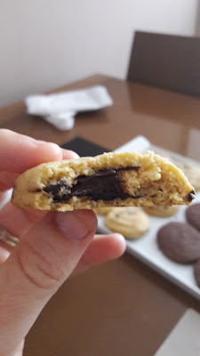 Detalle de una galleta de chocolate rellena