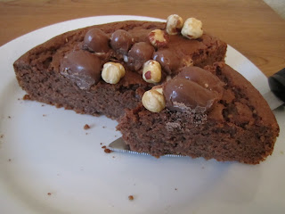 Intérieur moelleux du gâteau aux Kinder Schoko-Bons décoré avec des noisettes et oeufs Kinder