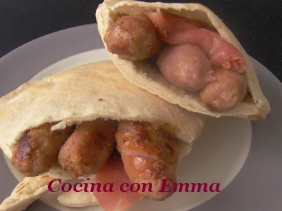 Pan de pita relleno de salchichas al Jerez