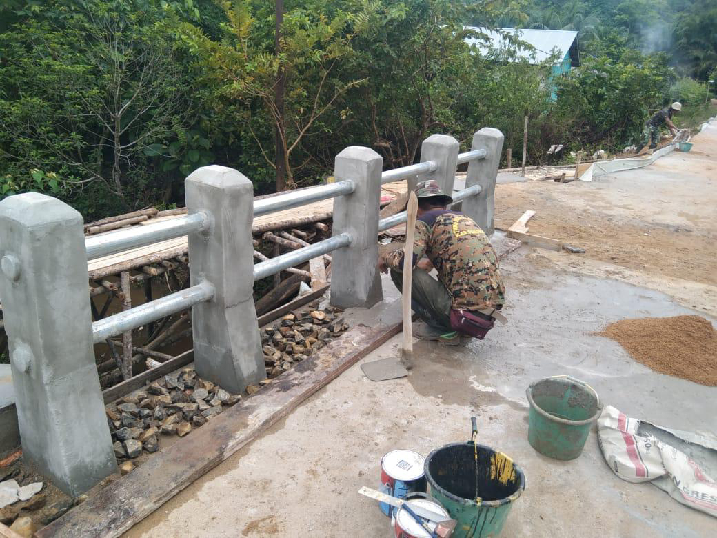 Anggota Satgas TMMD Memplaster Pinggiran Jembatan