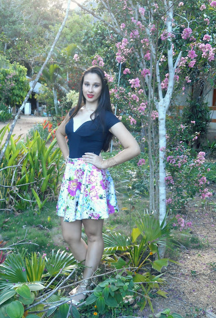 look-festa-saia-rodada-floral-sandália-gladiadora