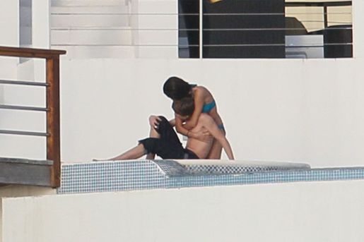 selena gomez bikini kissing justin bieber. selena gomez bikini kissing