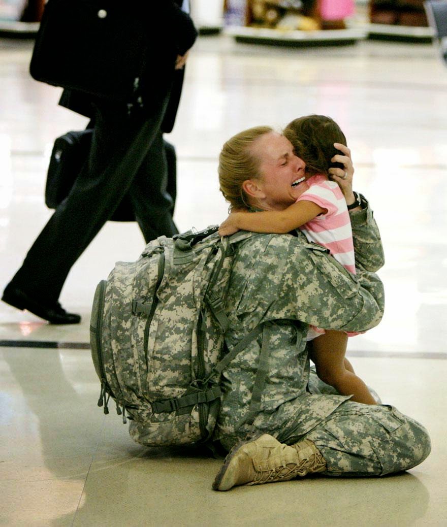 30 of the most powerful images ever - Terri Gurrola is reunited with her daughter after serving in Iraq for 7 months