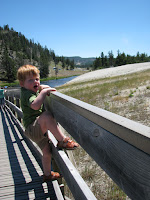 Ook kleine broer (2,5 jaar) gaat op ontdekkingstocht - Midway Geyser Basin - Yellowstone National Park