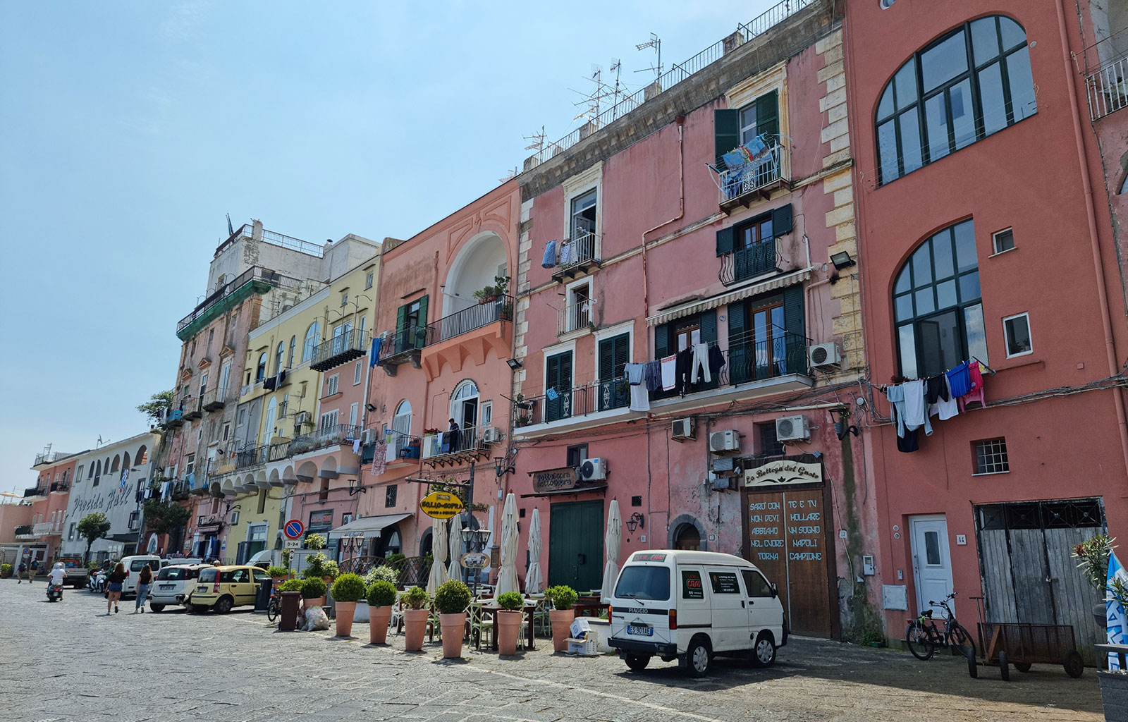 Procida maisons colorées port