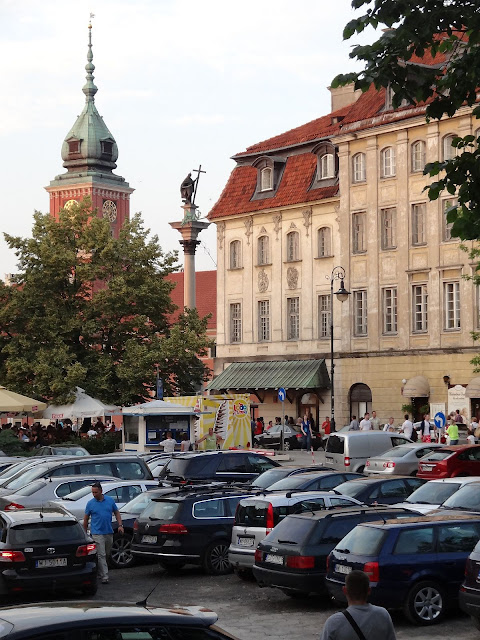 Prowizoryczny parking na Starym Mieście przy ulicy Miodowej i Senatorskiej.