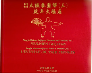 Yangjia Michuan Taijiquan (Transmission secrète du Taijiquan de la famille Yang) Volume 3: L'Eventail du Taiji Yen-Nien.  Illustré et commenté par Wang Yen-nien.