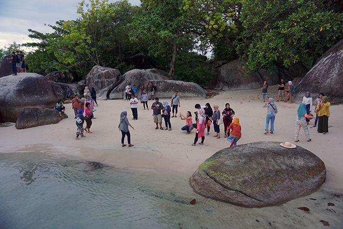 Pantai Tanjung Tinggi atau dikenal dengan nama Pantai Laskar Pelangi