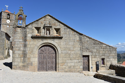 Igreja da Misericórdia de Monsanto com a Torre de Lucano da Aldeia Mais Portuguesa de Portugal por trás