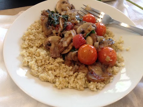 Cogumelos em molho de tomate, salsa e vinho do Porto com quinoa (vegan)