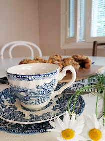 leivonta muffini amerikkaiset mustikka murumuffinssit englantilainen sinivalkoinen kahvikuppi tonquien by myott