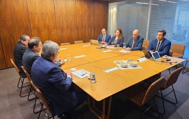 João Azevêdo dialoga sobre projetos de mobilidade urbana e investimentos em saneamento com a Agência Francesa de Desenvolvimento