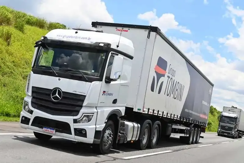 MB Actros 2548 com carreta sider do Grupo Tombini